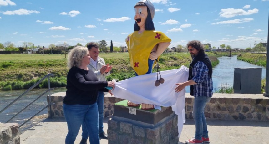 Azul: Se inauguró una nueva escultura en el Paseo de las Infancias