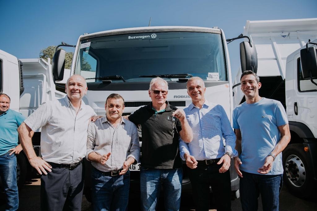 Misiones: Herrera Ahuad entregó camionetas volcadoras a 5 municipios 