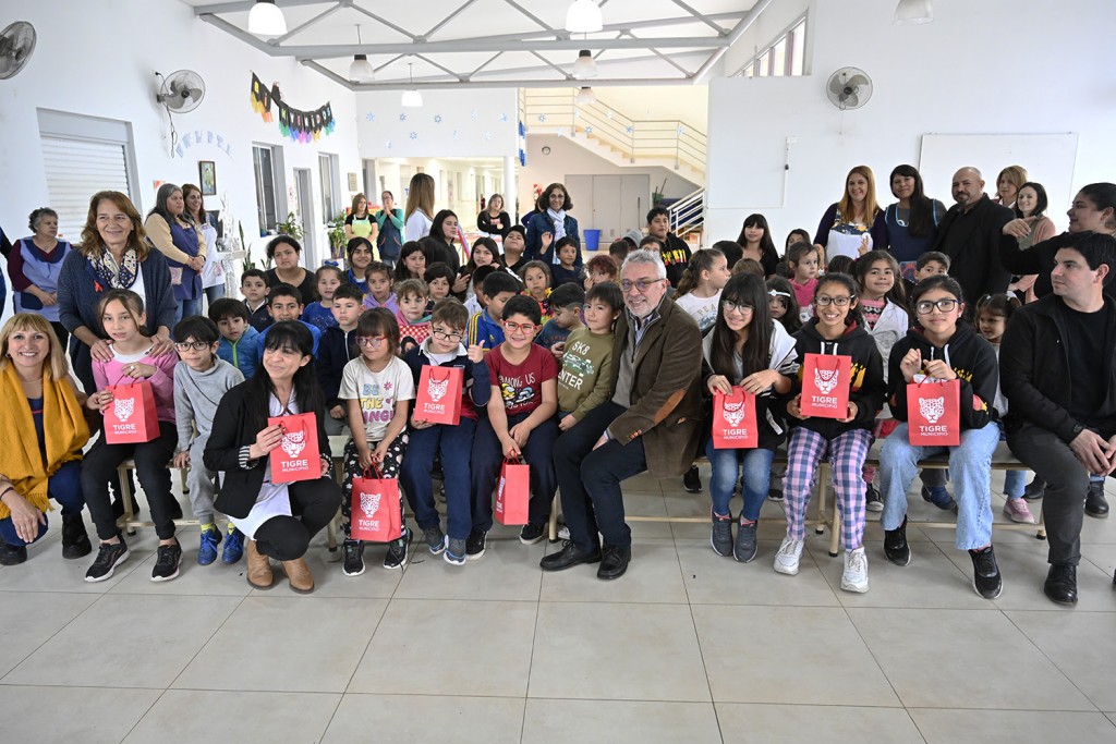 Tigre: Julio Zamora entregó 251 pares de anteojos a estudiantes del distrito