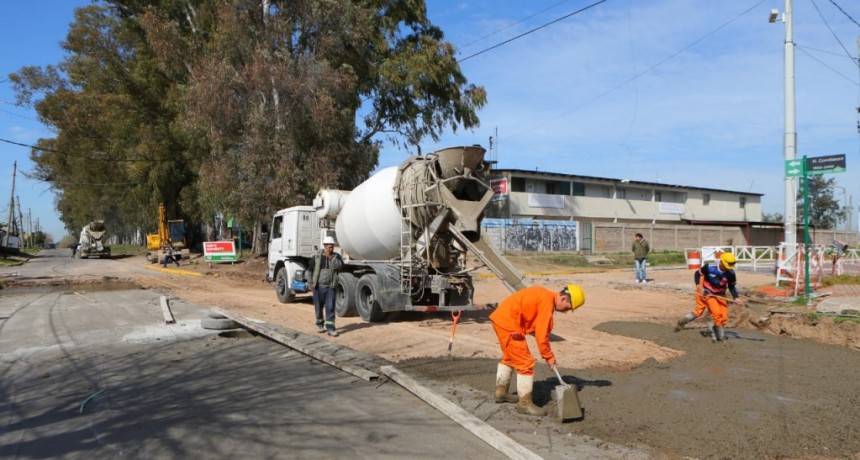 E. Echeverría: Continúan las tareas de pavimentación en la Av. Constanzó