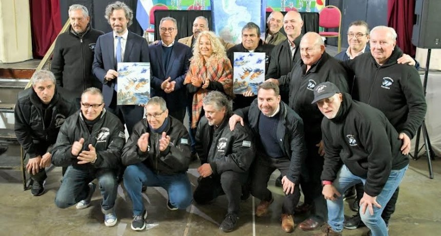 Ituzaingó: Alberto Descalzo y Santiago Cafiero entregaron 80 mapas bicontinentales a escuelas del partido 