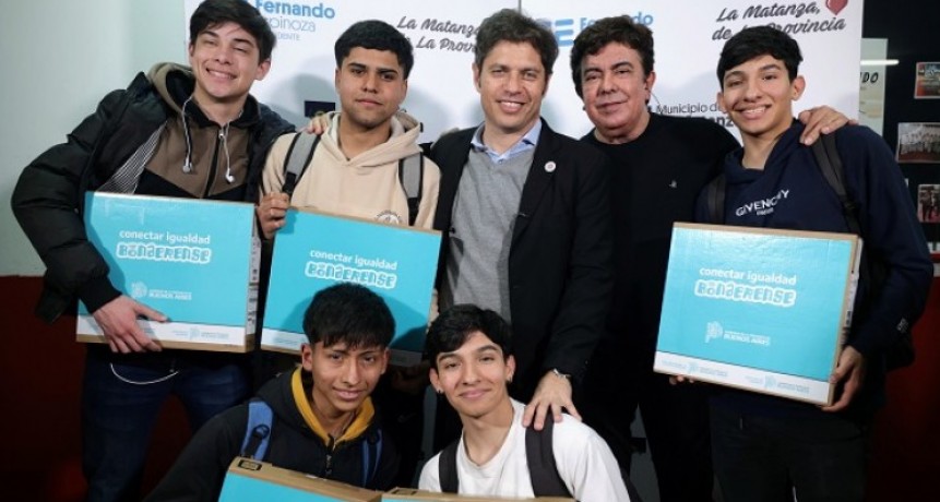 Axel Kicillof entregó 614 computadoras a estudiantes de La Matanza