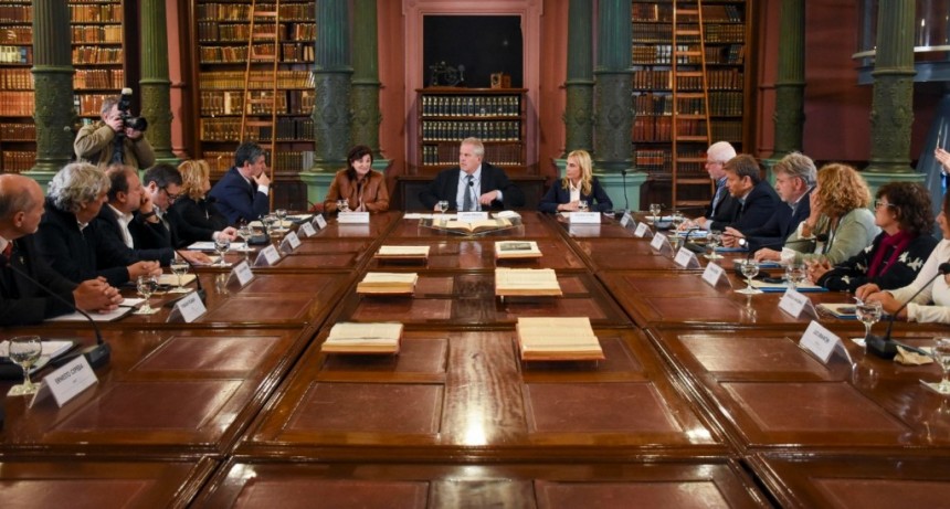 Perczyk firmó nuevo acuerdo con gremios docentes para actualizar el salario mínimo garantizado a 200 mil pesos