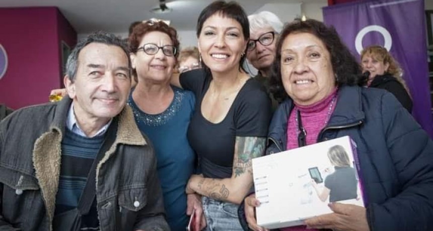 Quilmes: Mayra Mendoza entregó más de 500 tablets a personas mayores del distrito 
