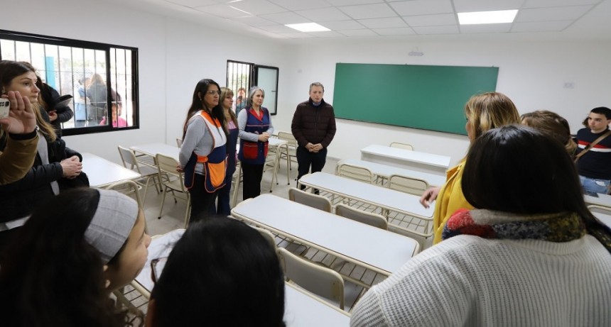 E. Echeverría: Gray inauguró obras en la Escuela N° 6 de Monte Grande 