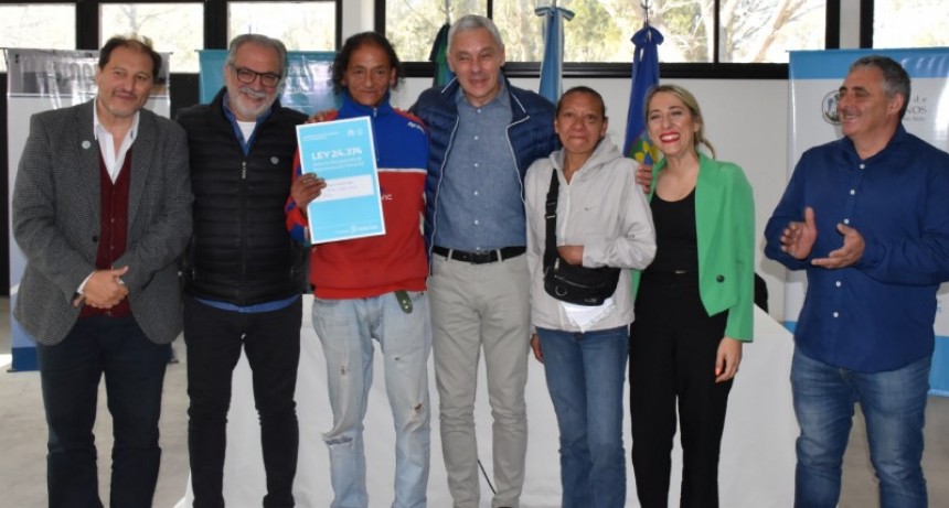 Berisso: Cagliardi encabezó el acto de entrega de 43 escrituras propietarias 