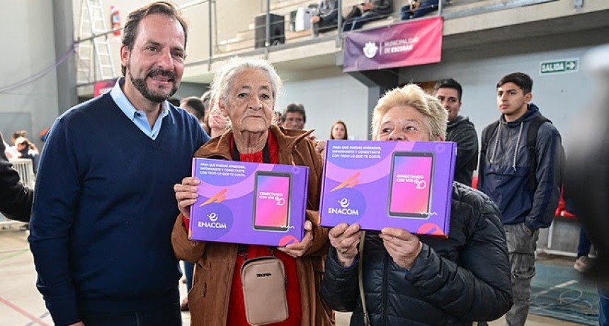 Escobar: La Municipalidad entregó 4000 tablets del programa Conectando Con Vos