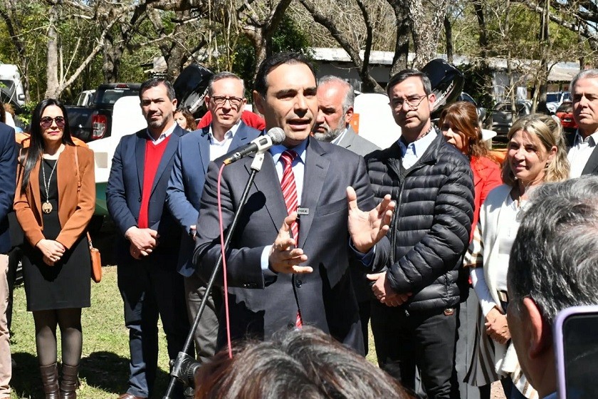 Corrientes: Valdés entregó vehículos y embarcaciones para guardaparques de la Provincia