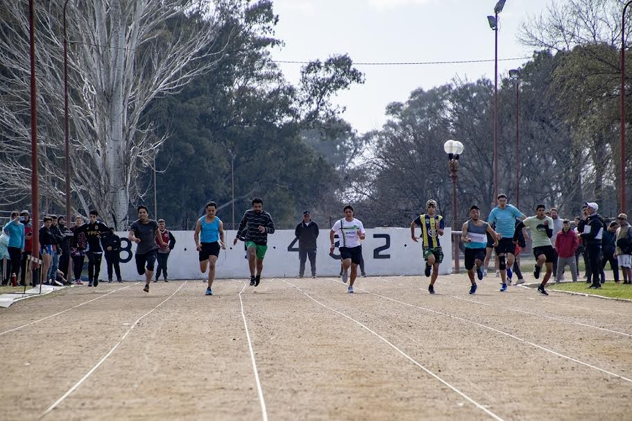 Azul: Con actuaciones de alto nivel, la Escuela Municipal de Atletismo promueve la formación de nuevos deportistas