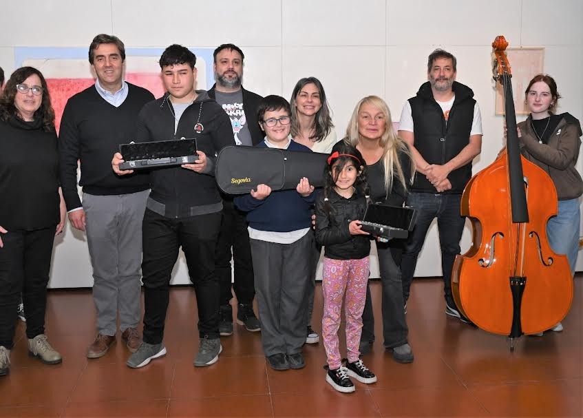 Luján: El Municipio y Fundación Banco Provincia entregaron instrumentos musicales a orquestas del distrito