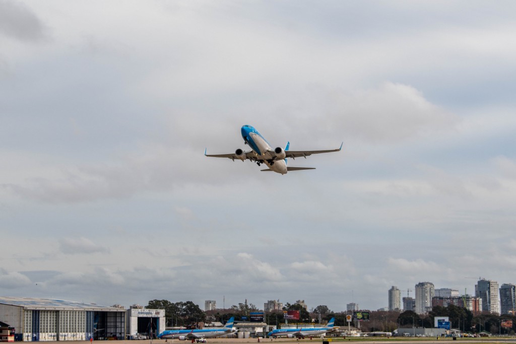 El Gobierno Nacional fortalece la seguridad de las aeronaves y avanza en la liberación de los cielos con Países Bajos