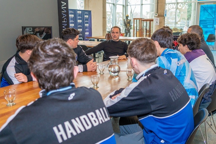 Campana: Abella felicitó al equipo de Handball del CBC que se coronó subcampeón nacional