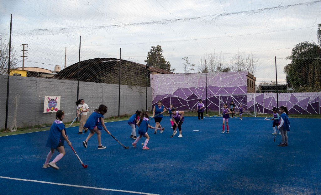 Campana: Abella acompañó una clase de la Escuela Municipal de Hockey