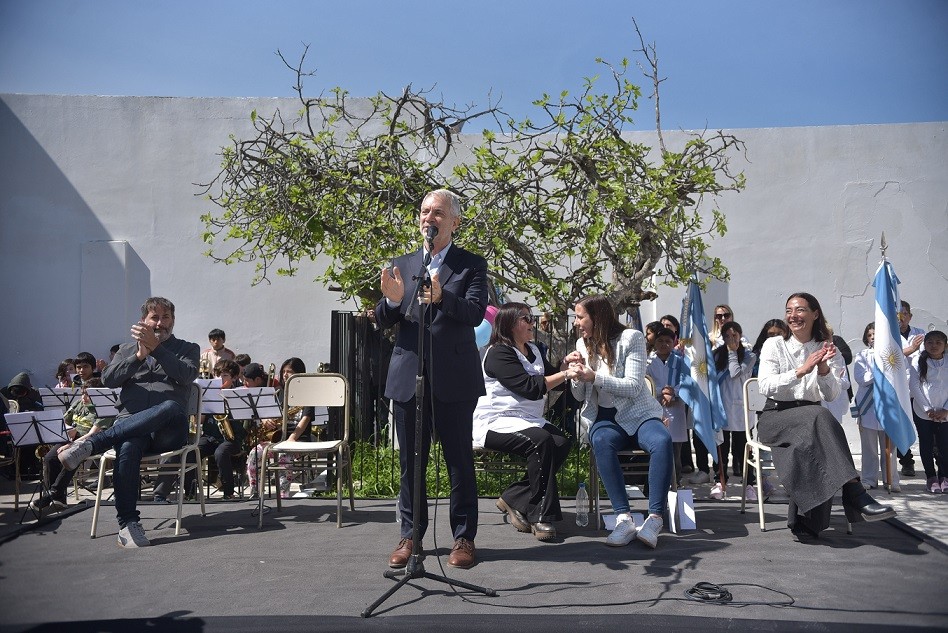 La Plata: Alak participó del 140º aniversario de la Escuela Nº 21 de Los Hornos