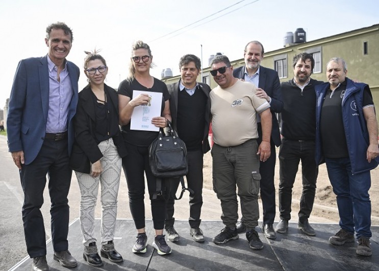 Kicillof entregó viviendas y recorrió obras del plan hídrico en Bahía Blanca