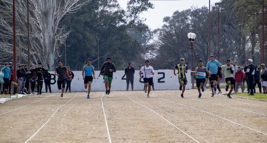 Azul: Con actuaciones de alto nivel, la Escuela Municipal de Atletismo promueve la formación de nuevos deportistas