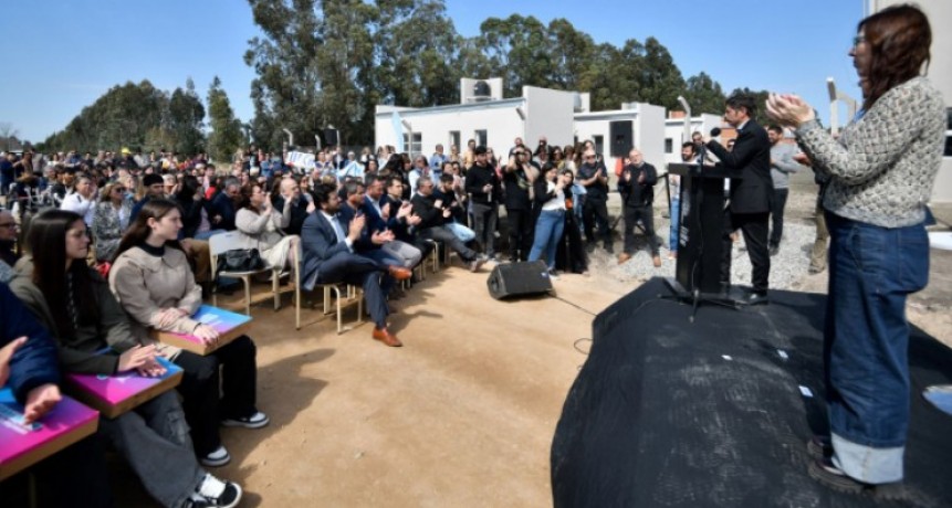 Kicillof entregó viviendas a familias de Lobería