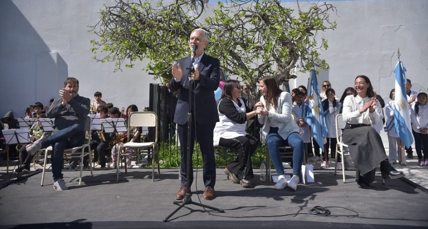 La Plata: Alak participó del 140º aniversario de la Escuela Nº 21 de Los Hornos