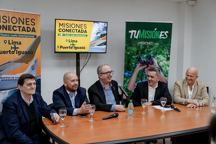 Misiones y Flybondi lanzaron una nueva conexión aérea que conecta Lima con Puerto Iguazú