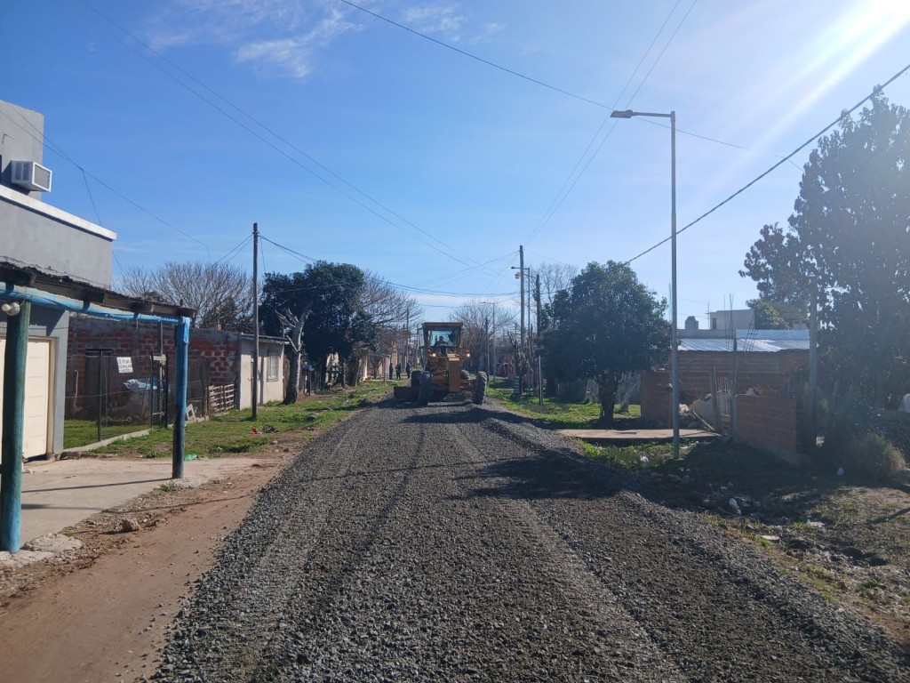 Pte. Perón: El Municipio refuerza las mejoras de sus calles en el barrio Las Lomas