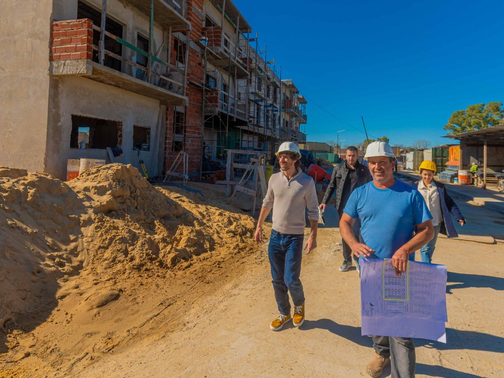 San Fernando: Juan Andreotti visitó la construcción de 127 viviendas reactivadas con fondos municipales