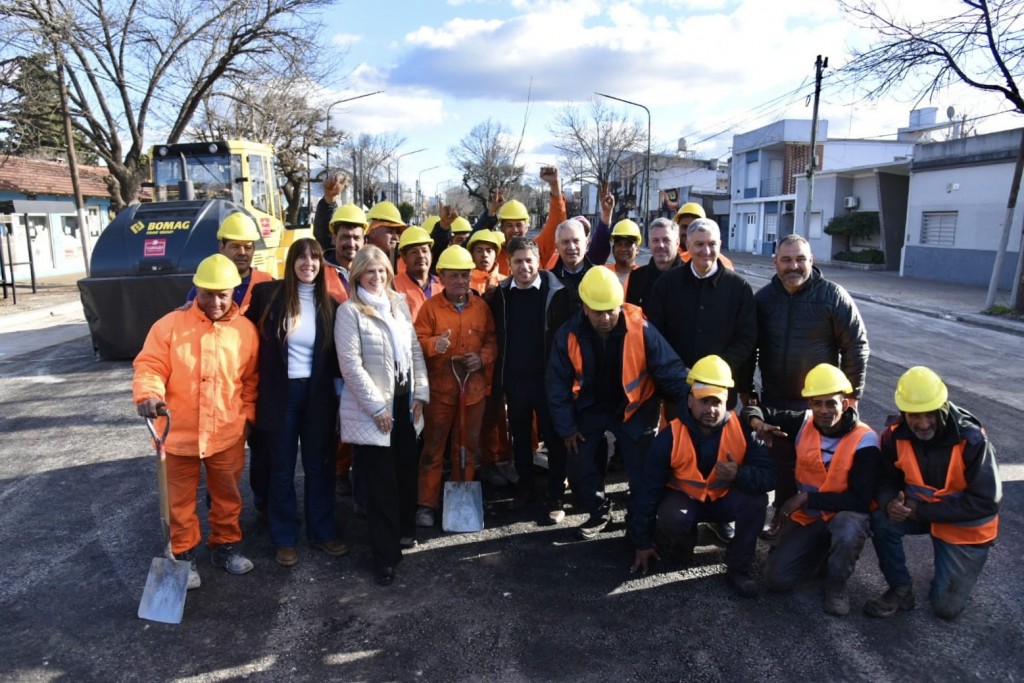 Kicillof y Alak recorrieron Los Hornos y charlaron con vecinos en la última jornada de campaña