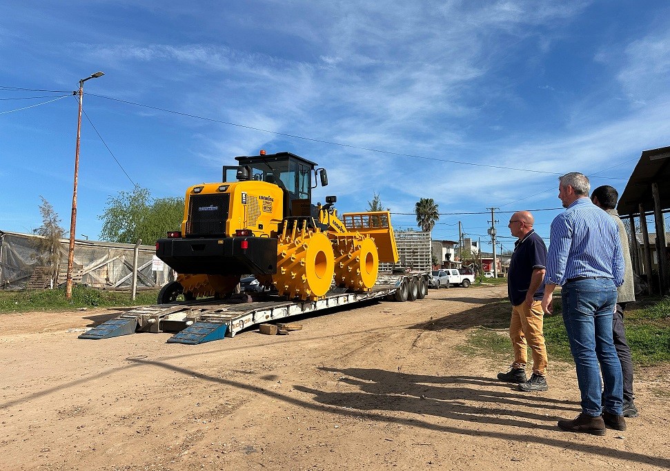 Colón (ER): La Municipalidad recibió una nueva máquina destinada al volcadero