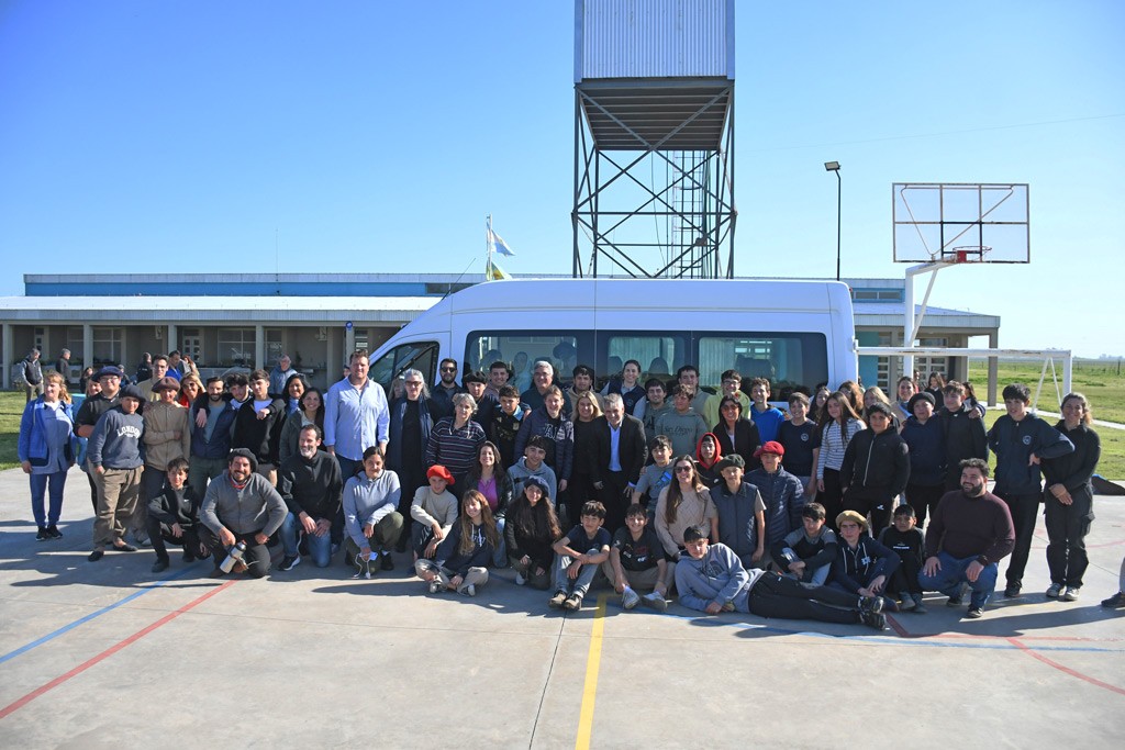 Chivilcoy: Britos hizo entrega de un minibús a La Escuela Agraria N° 1