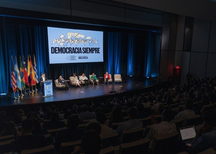 Kicillof participó de la jornada “Democracia siempre