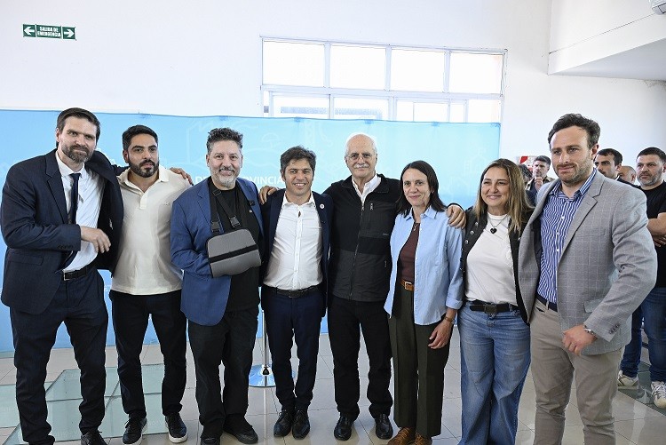 Merlo: Kicillof junto a Menéndez entregaron escrituras gratuitas a familias del distrito 