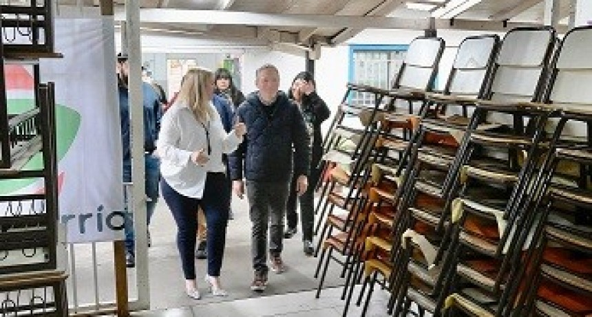 E. Echeverría: Gray entregó mobiliario en la Escuela Secundaria N°6 de Luis Guillón 