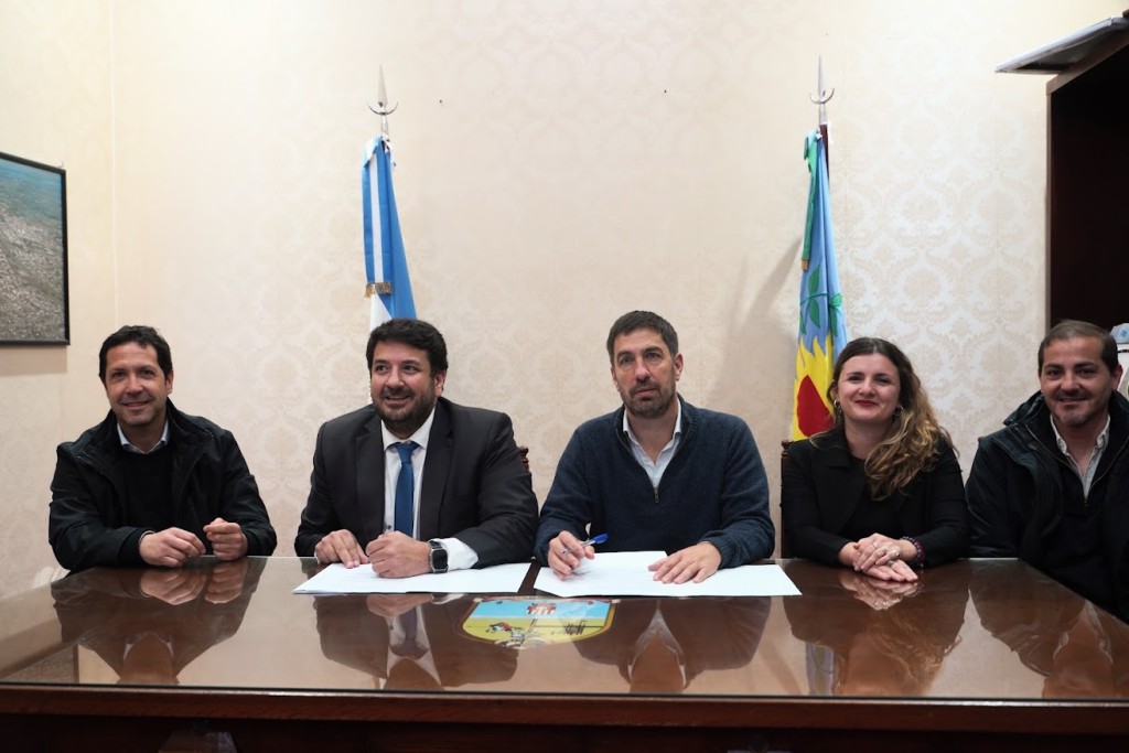Mercedes: Ustarroz y Mena sellaron un convenio de cooperaci&oacute;n con los talleres de la Unidad N&deg; 5