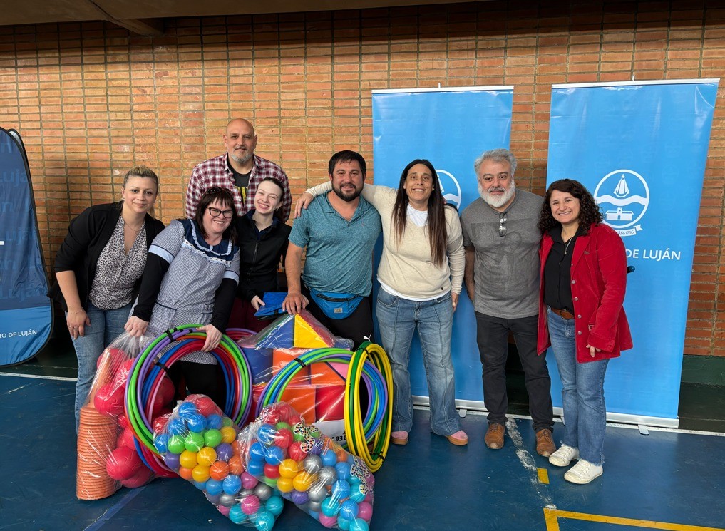 Luj&aacute;n: Se realiz&oacute; una importante entrega de materiales deportivos, did&aacute;cticos y administrativos a las instituciones educativas
