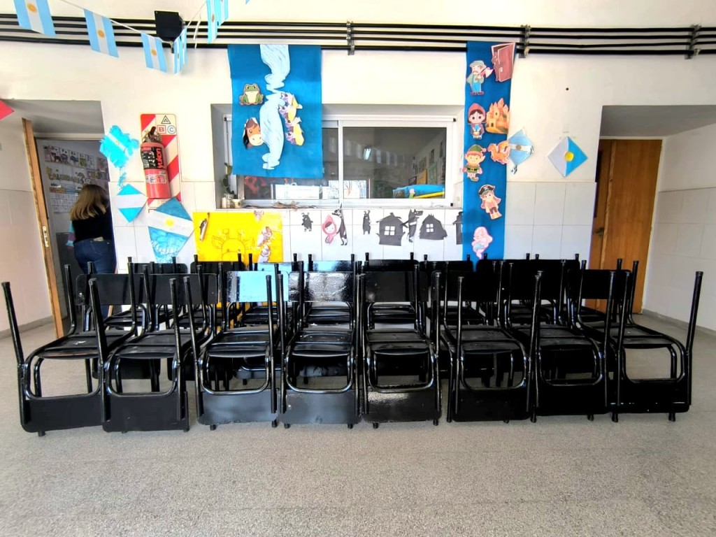 Pte. Per&oacute;n: El Consejo Escolar entreg&oacute; 60 sillas a la Escuela Primaria N&deg;5 