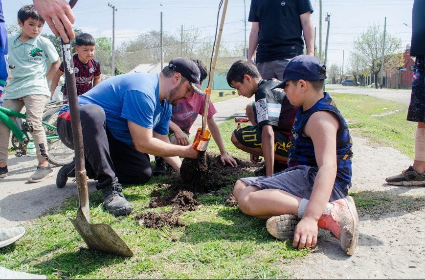 Luj&aacute;n: La Municipalidad forest&oacute; con &aacute;rboles nativos la Plaza &ldquo;Mi querido Wembley&rdquo; de Villa del Parque