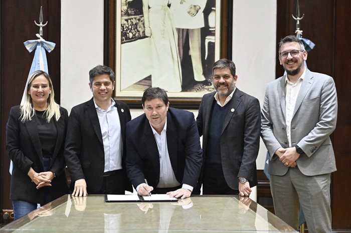 Kicillof y Cuattromo firmaron convenios con municipios para la compra de bienes de capital