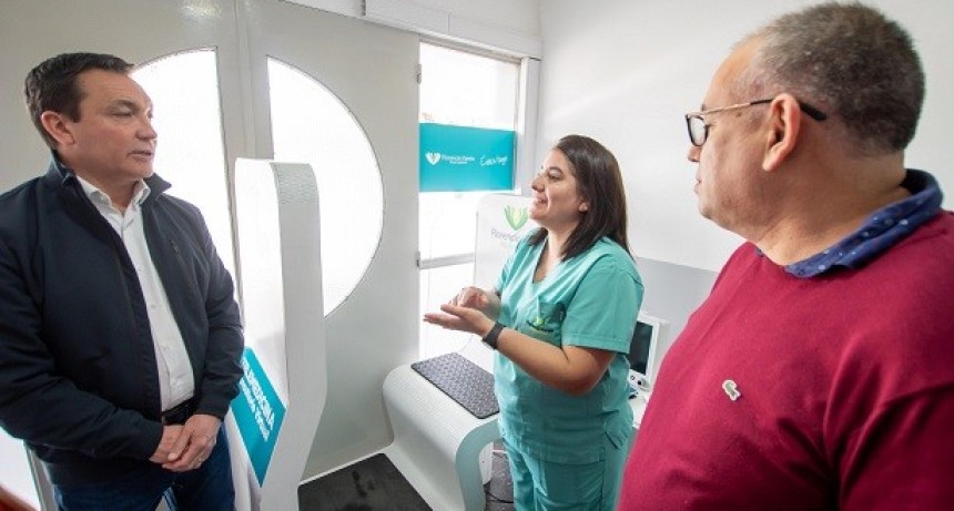 Fcio. Varela: Watson supervis&oacute; la puesta en funcionamiento de un nuevo t&oacute;tem de Telemedicina en La Capilla