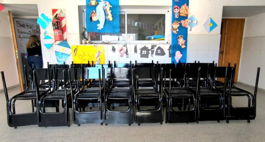 Pte. Per&oacute;n: El Consejo Escolar entreg&oacute; 60 sillas a la Escuela Primaria N&deg;5 