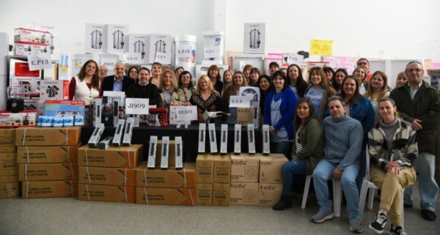 La Provincia equip&oacute; comedores de 268 escuelas en nueve municipios