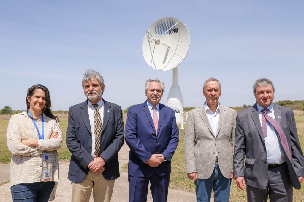 Alberto Fernández encabezó la firma del contrato para el desarrollo del lanzador argentino de satélites 