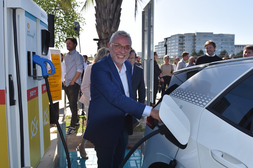 Tigre: Julio Zamora acompañó a Shell en la inauguración del primer surtidor para autos eléctricos del país