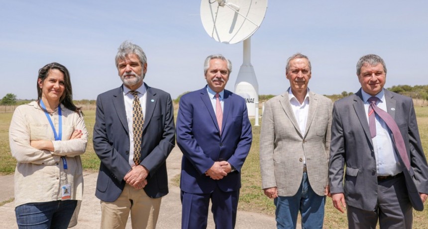 Alberto Fernández encabezó la firma del contrato para el desarrollo del lanzador argentino de satélites 