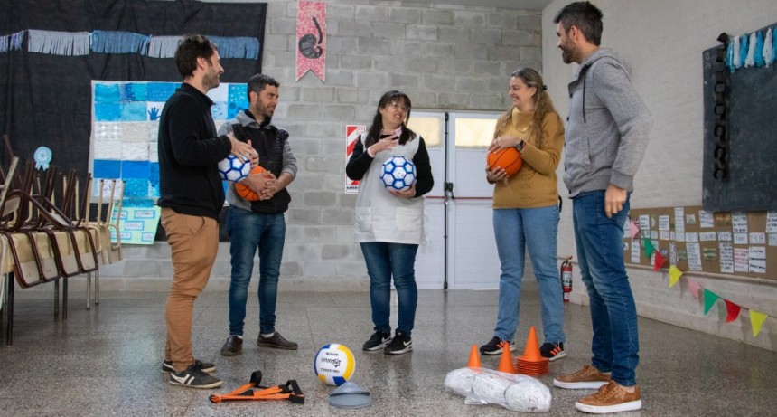 Junín: El Municipio entregó materiales deportivos a la Escuela Primaria Nº15 de Agustina