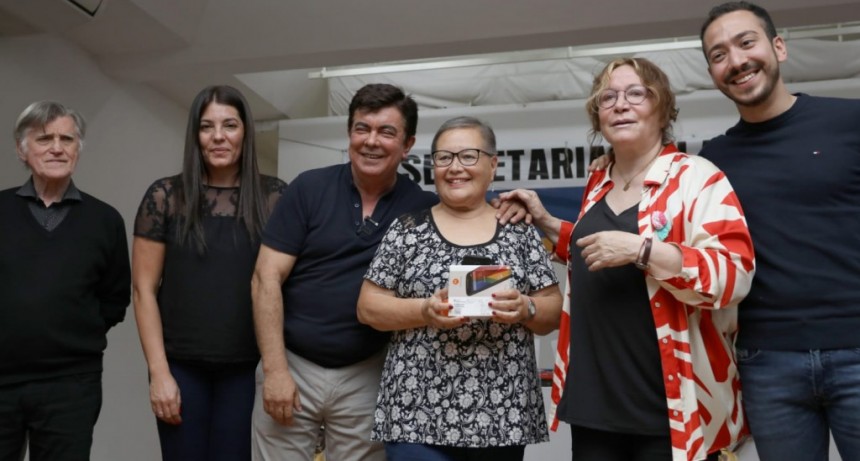 La Matanza: Fernando Espinoza entregó tablets y celulares en los Centros de Jubilados del distrito 
