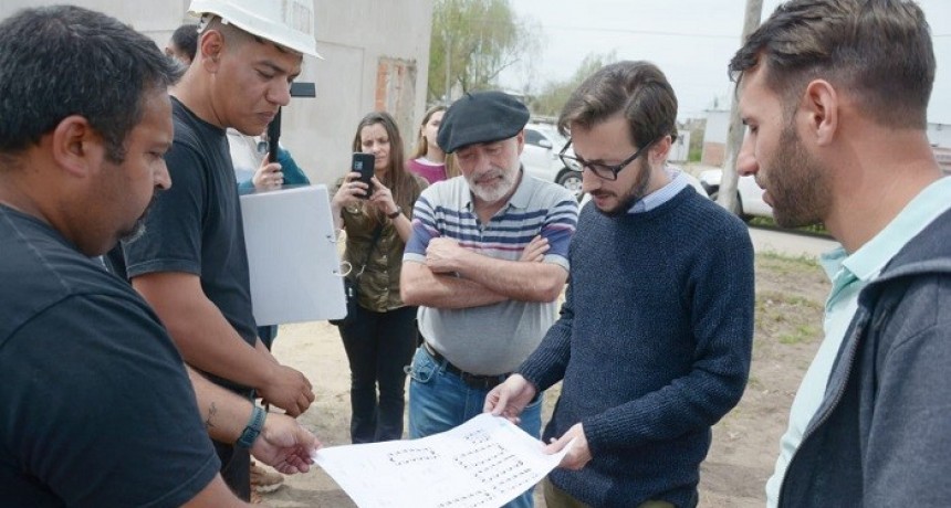 Simone recorrió las viviendas en marcha en Marcos Paz