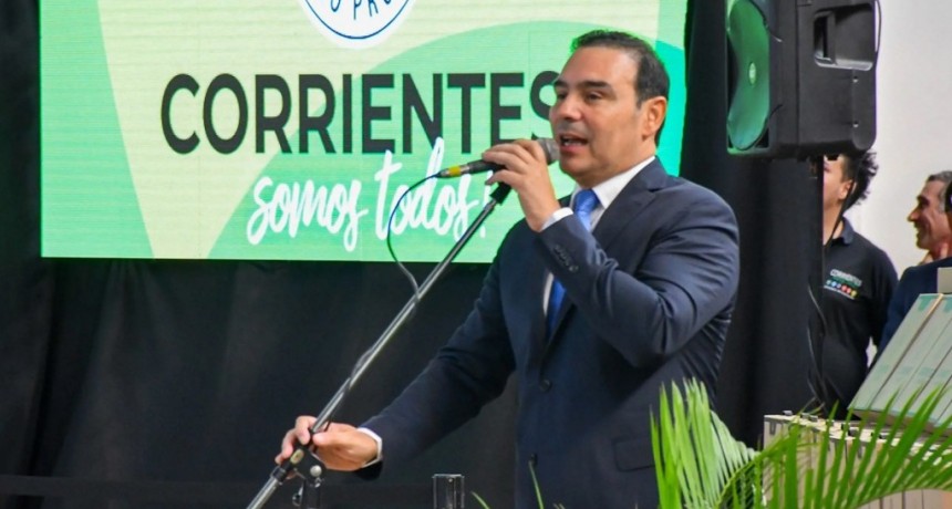 Corrientes: Valdés entregó más de 600 notebooks a colegios secundarios de Capital