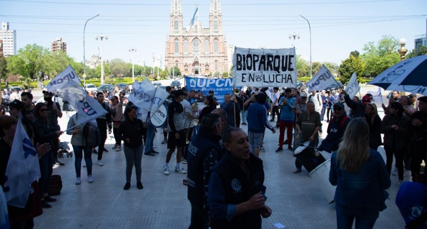 Los trabajadores Municipales de La Plata cumplen el tercer día de paro y se movilizaron a la Intendencia