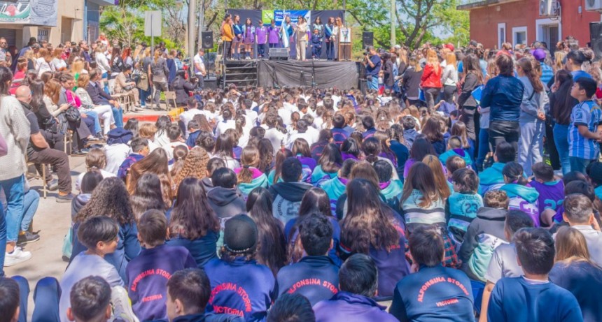 San Fernando: El Municipio acompañó la celebración de los 50 años de la Escuela Alfonsina Storni 