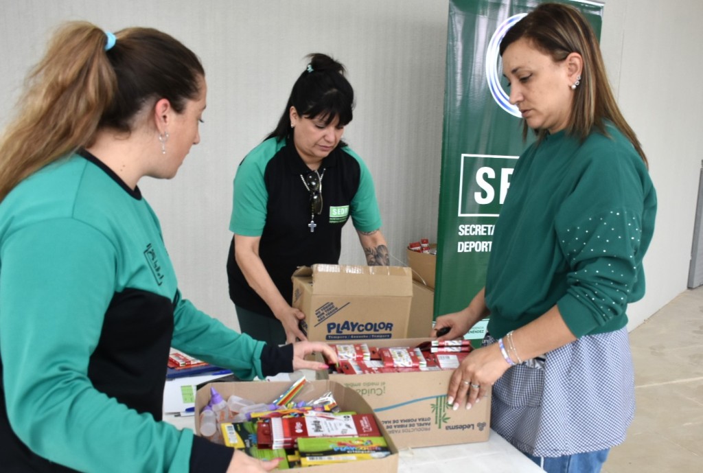 Merlo: Escuelas locales recibieron kits escolares