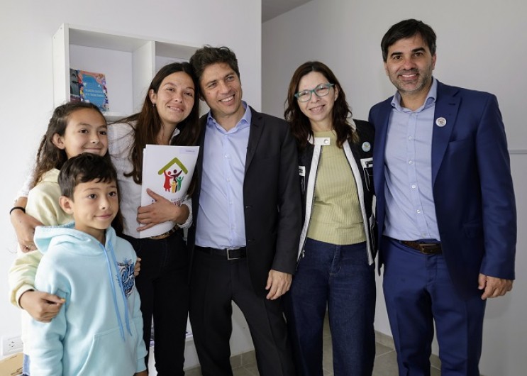 Kicillof entregó viviendas e inauguró obras de infraestructura en materia de educación y salud